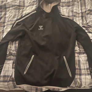 Svart hoodie från Hummel  - Svart hoodie från Hummel. Perfekt för träning eller chill dagar.