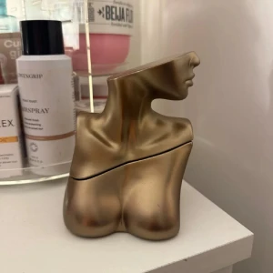 Eilish Billie Eilish EdP 100ml - Unik parfym i cool flaska formad som en byst. Eilish by Billie Eilish, Eau de Parfum Spray, 100 ml. Tillverkad i USA. Perfekt för dig som vill sticka ut med din doftsamling.