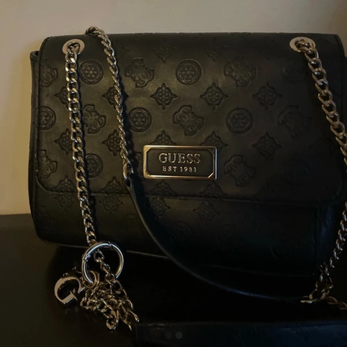 Svart axelväska från Guess med kedja - 1