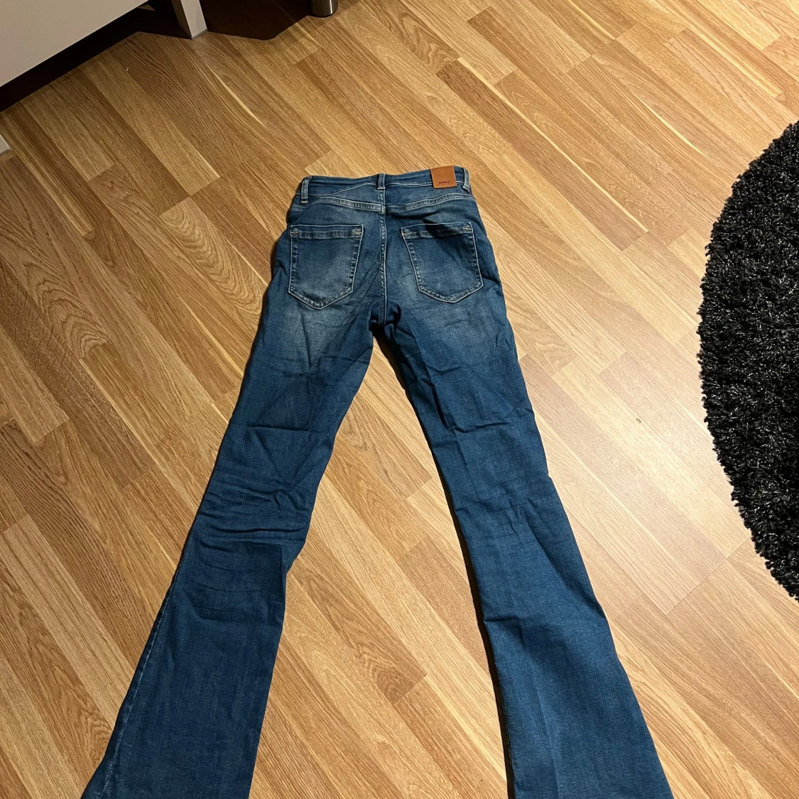 Blå bootcut jeans från ONLY S/32 - 1