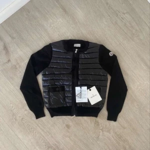 Moncler cardigan dam  - Kvitto finns . Använd få gånger . Fraktar samma dag som köp 