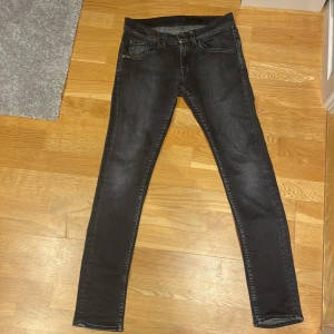Tiger of sweden jeans - Säljer ett par slimfit jeans från tiger of sweden då jag har vuxit ur dom. Inga defekter förutom att sömmen vid knappen har gått upp lite, inget som märks vid användning. Pris kan diskuteras vid snabb affär, bara och skriva vid funderingar!