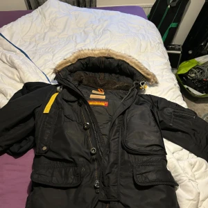 Svart Parajumpers parkajacka med päls - Hej säljer en äkta parajumper right hand jacka som inte kommer till användning