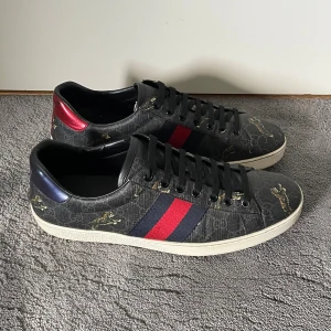 Gucci skor - Tja! Säljer nu dessa riktigt snygga Gucci skorna i modellen ace, skorna är i fint skick! Skorna är i storlek 9/43! Nypriset på dessa ligger runt 10000kr! Skriv vid frågor eller prisförslag! Vid snabbaffär=bättre pris
