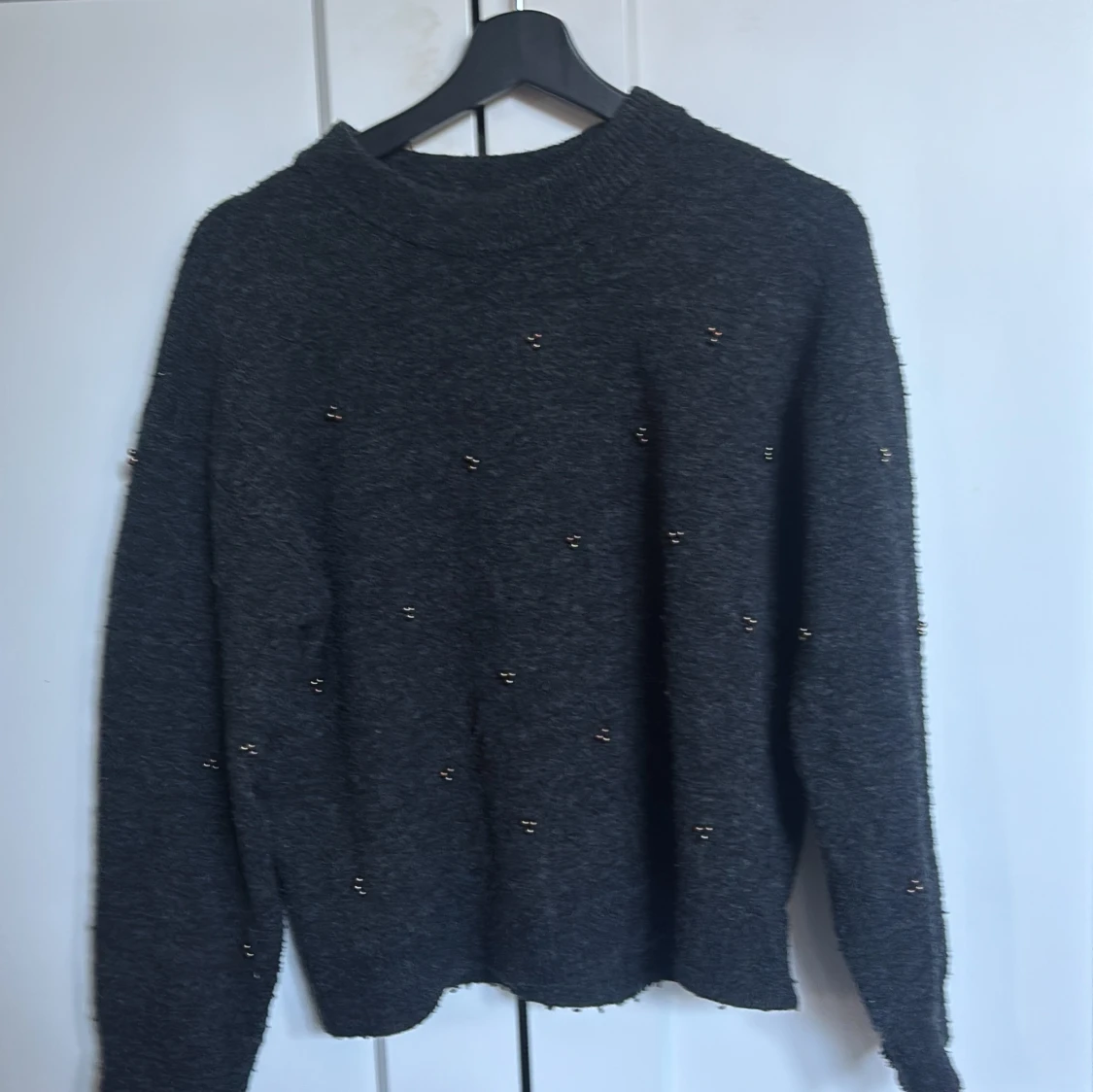 Mörkgrå stickad tröja med pärlor H&M
