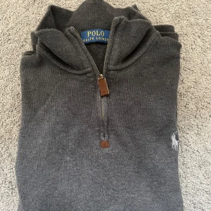 Ralph Lauren quarter zip  - Snygg tröja från Ralph Lauren. Säljs då den inte kommer till användning 