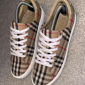 Burberry skor unika - Tja! Skorna är i nyskick och köpta i burberry butiken på Nk som ni ser på bilderna så självklart äkta✅ Betalade 6700kr för dessa skor