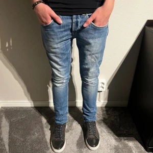 Dondup George - Hej, säljer nu dessa dondup jeansen i storlek 31, modellen är George och skicket är 9/10! Vid frågor så är det bara att höra av sig!