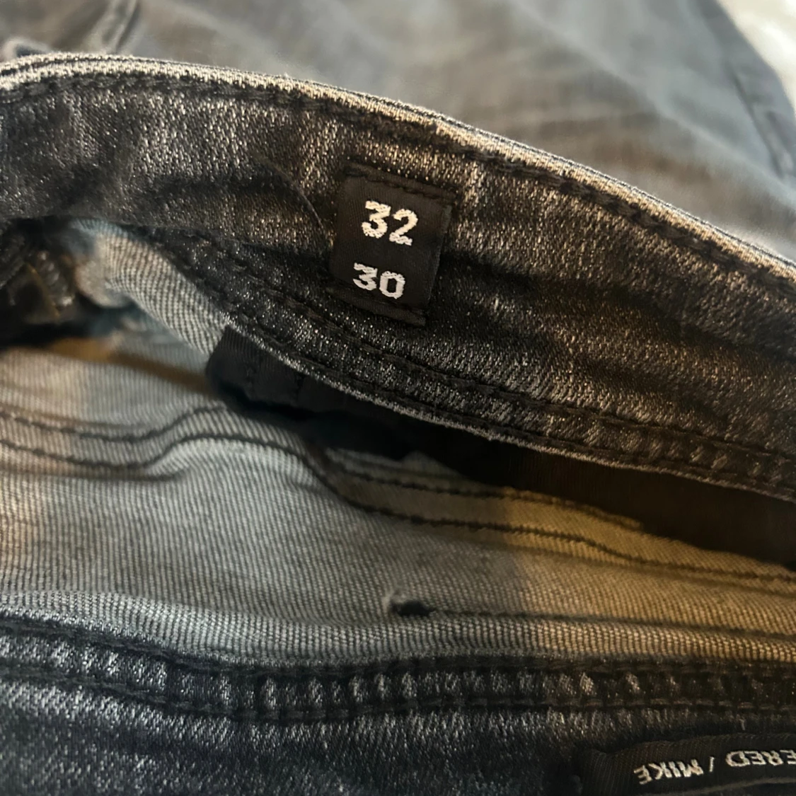 Svarta jeansbyxor i rak modell - 1