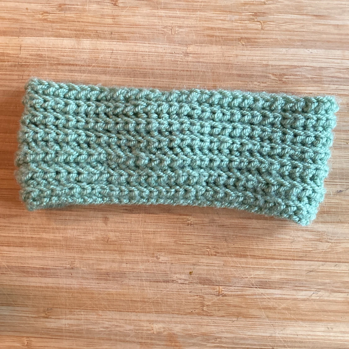 Virkat grönt pannband twistad front - 2