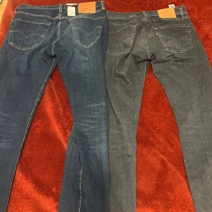Levis Jens  - Säljer två Levi’s  Jens som är små och är inte använda, ena är mörkblå 501 Storlek W32 och L 30 och de ljusgråa är 511 W30 och L 32 de säljs per styck 