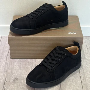 Christian Loubotins  - Christian Louboutin-inspirerade sneakers i helsvart med klassisk röd sula 🔥 Storlek 42, helt nya och aldrig använda. Lyxig stil till ett bättre pris!  💸 Pris: 1799 kr ⚠️ Pris går att diskutera vid snabb affär 🤝 ⚠️ har 2 par skor av storlek 42 ✅