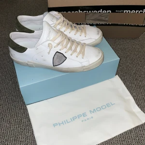 Philippe Model stl 43 - Jag säljer nu mina philippe models. Jag gör de för att de va för små för mig. De passar 42-43. Jag använde de bara 2 gånger 1 gång utomhus. Då jag tänkte att skon skulle töjas ut men den va för liten. Nypris på dessa är 2899. Mitt pris 2499 med inget tecken på använding. Hör gärna av er vid frågor. 