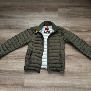 Olivgrön dunjacka från Parajumpers - Säljer min Olivgröna Parajumper, storlek S, i fint skick ett litet litet hål på armbågen inget man märker av alls. pris kan diskuteras
