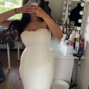 Oh polly klänning - Klänning från Oh-Polly, endast använd en kväll. Perfekt till exempelvis studentfirandet. Klänningen är i nyskick och skickas med sin orginalförpackning! Den är INTE genomskinlig!😍