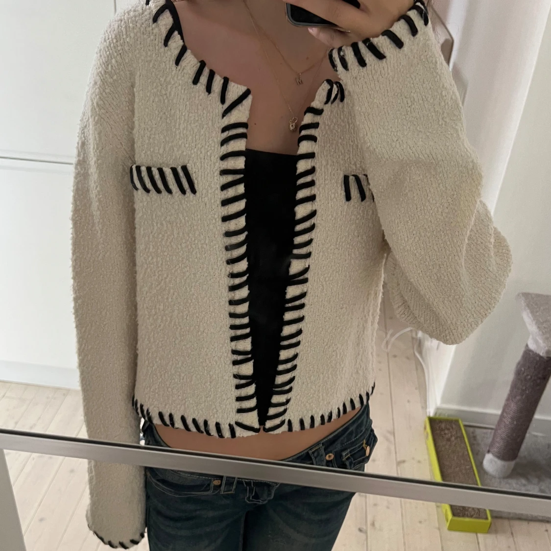 Vit kofta med svarta detaljer - 1