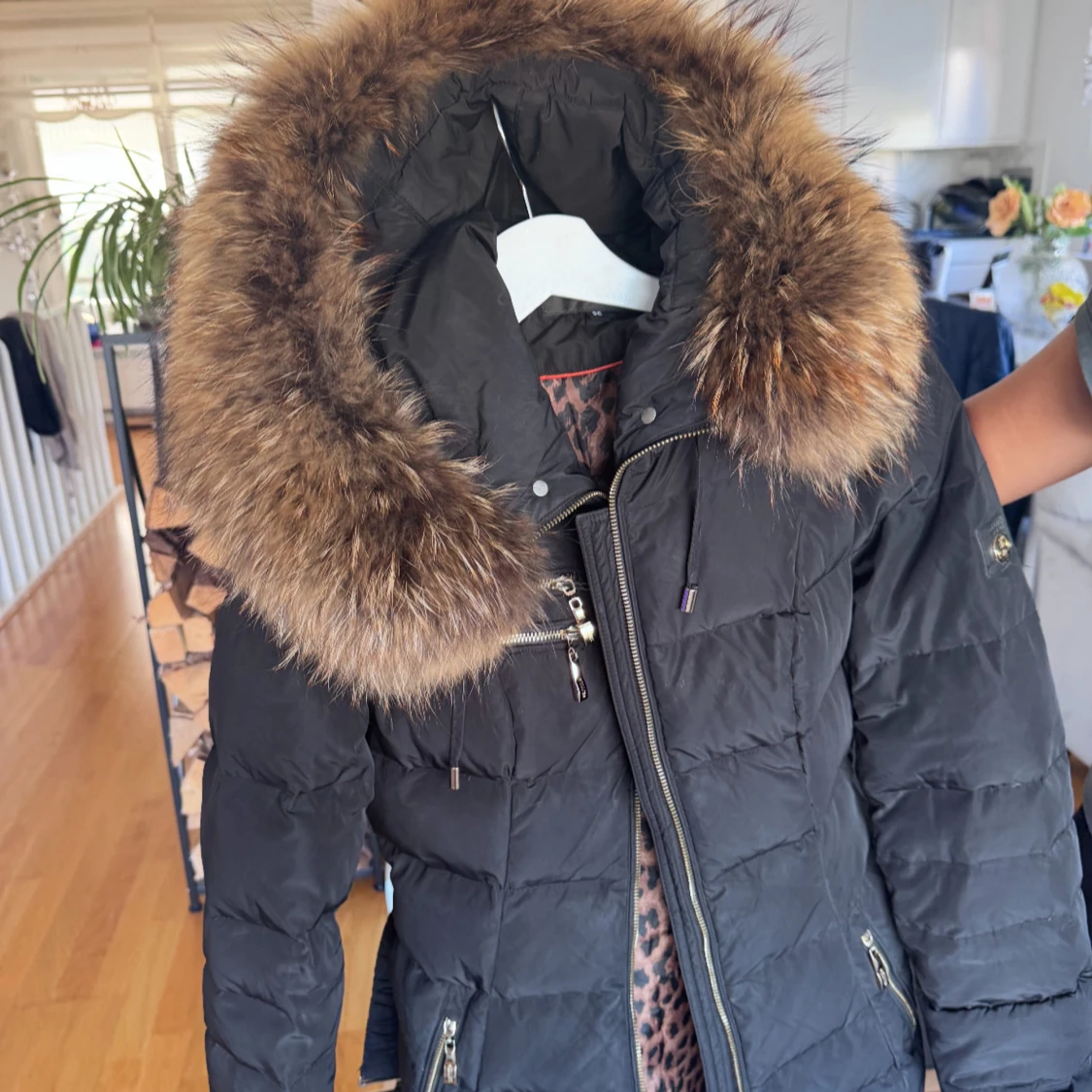 Svart dunjacka med riktig päls och leopardfoder - 1
