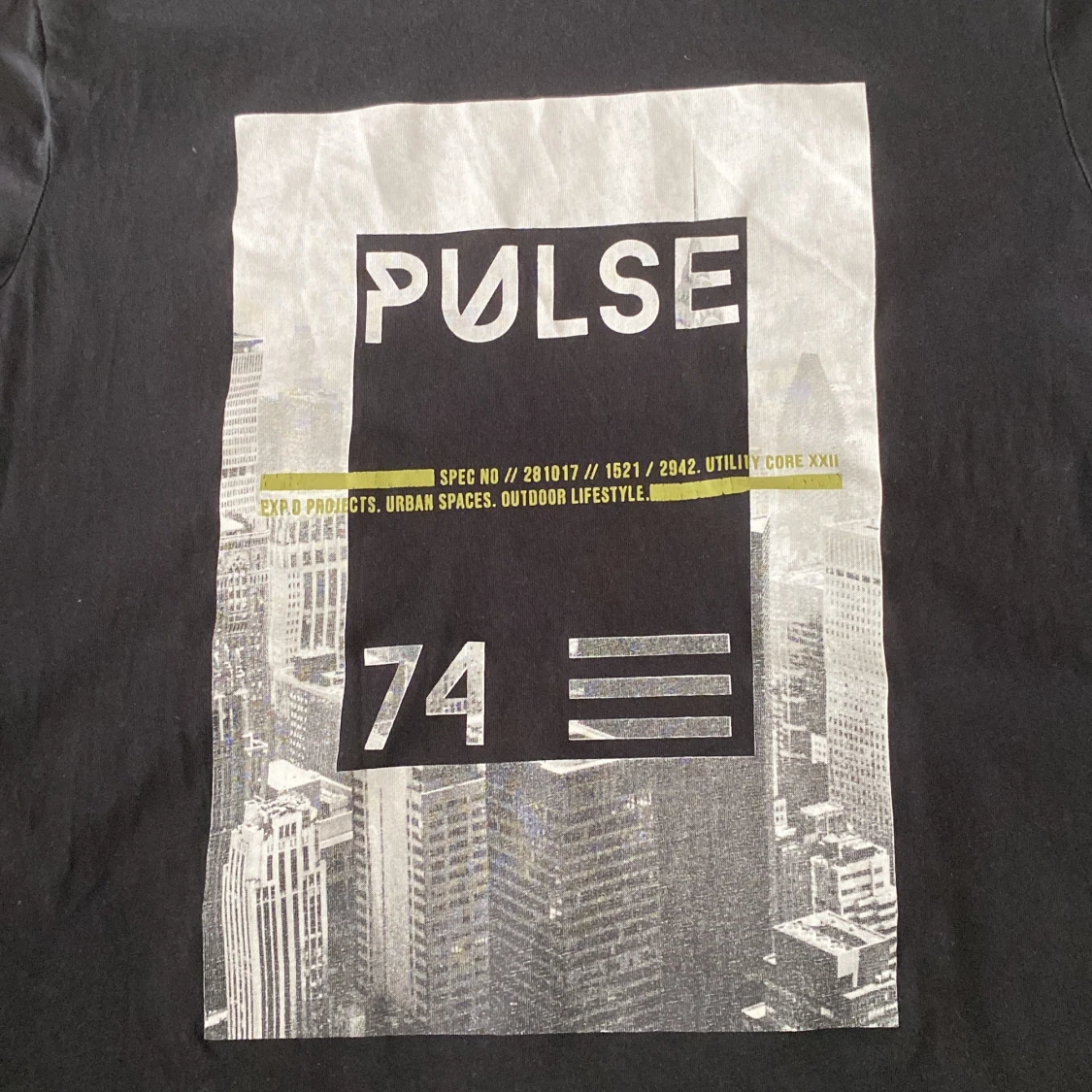 Svart t-shirt med Pulse-tryck från Etirel - 4