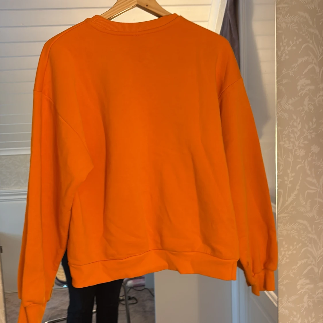 Orange sweatshirt från Gina Tricot - 2