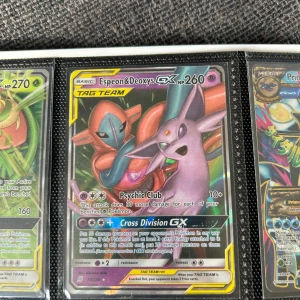 Espeon & Deoxys GX TAG TEAM - Cool Pokémonkort med Espeon och Deoxys i ett episkt TAG TEAM! Perfekt för samlare och fans av Pokémon TCG. Kortet har snygg design och passar dig som gillar att spela eller samla unika och kraftfulla kort.
