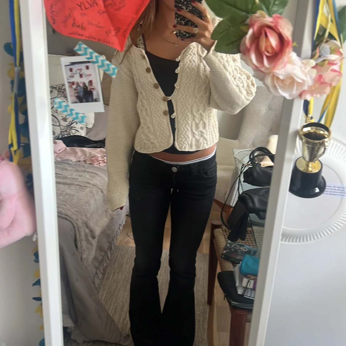 Beige stickad kofta med flätmönster