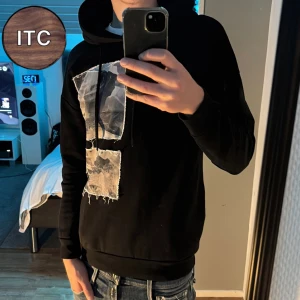 Hoodie  - Svart hoodie från okänt märke, nypris 699kr. Riktigt stilren och sticker ut lite extra i outfiten.