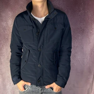 J.lindeberg fieldjacket bailey - Mycket fint skick | Size M (modellen är 187cm 73kg) | fraktar spårbart inom 24 timmar | för att köpa klicka ”köp nu” | vid frågor eller funderingar skriv en meddelande 