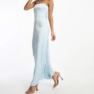 Chloé Schuterman x NA-KD - 🩵Maxiklänning i satin med öppen rygg och knyt 🩵Passar mig som är 167 cm lång 🩵Använd endast en gång på bal 🩵Nypris: 799kr