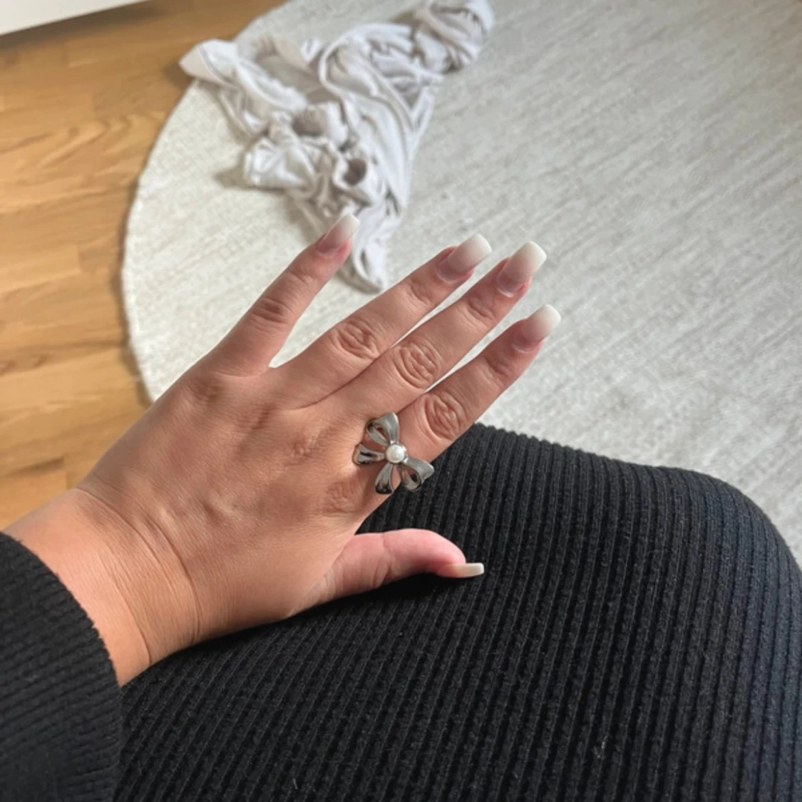 Söt silverring med rosett och pärla - 1