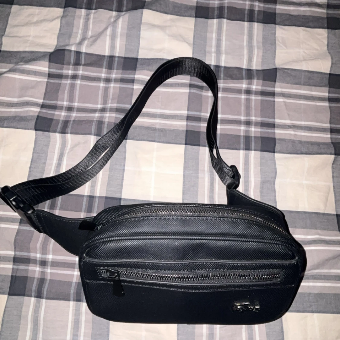 Svart magväska från Lacoste - 1