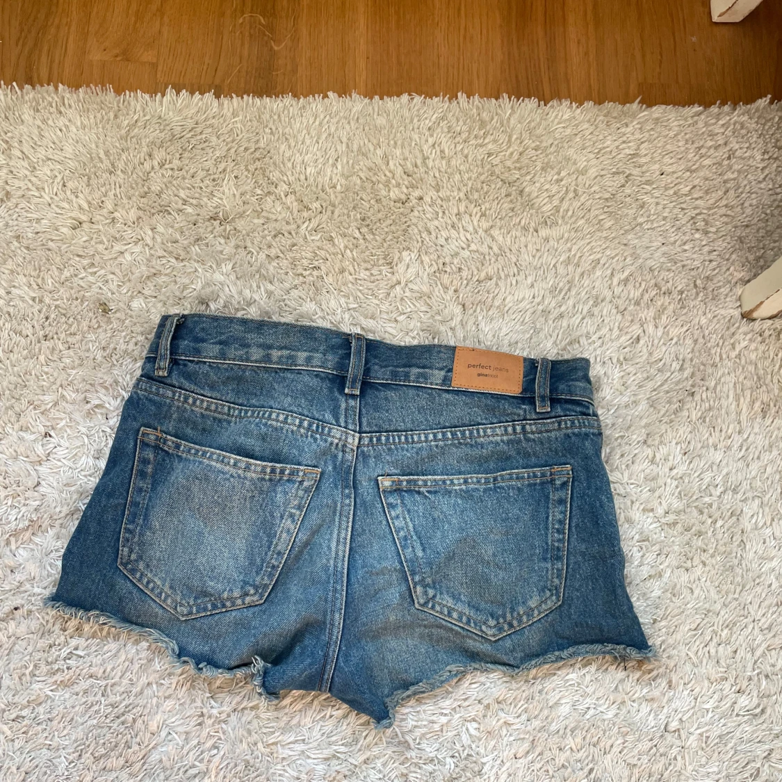 Blå jeansshorts från Gina Tricot storlek 32 - 1