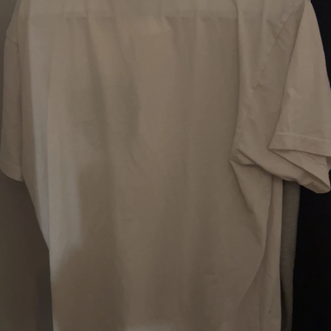 Svart och vit t-shirt med tryck - 2