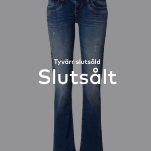 Ltb jeans med slitningar - Säljer ett par blå bootcut Ltb jeans med snygga slitningar på både fram- och baksida. Jeansen har klassisk femficksdesign, låg midja. De är dem jeansen men har gjort lite extra hål. Använda lite sen innan men inget man ser på själva byxorna. W 27 och L32, passar mig som brukar ha 34-36.        Pris kan diskuteras!