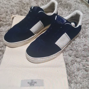 Säljer Valentino flycrews - Hej jag säljer mina marinblå Valentino flycrews alla nittar är kvar och dustbag medkommer skorna är i väldigt bra skick inga direkt slitningar dem är väldigt lite nedtrampade! Skeiv vid minsta fundering!