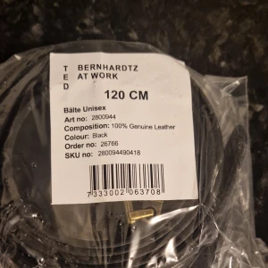 Svart mcdonalds bälte  - Snyggt svart bälte med loggan mcdonalds i guld och 100% äkta läder. Unisexmodell med klassisk design och stilren look.