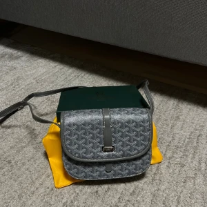 Grå axelväska  Yard - Axelväska från märkes den kommer med dustbag samt med lådan. Väskan är väldigt versatile 