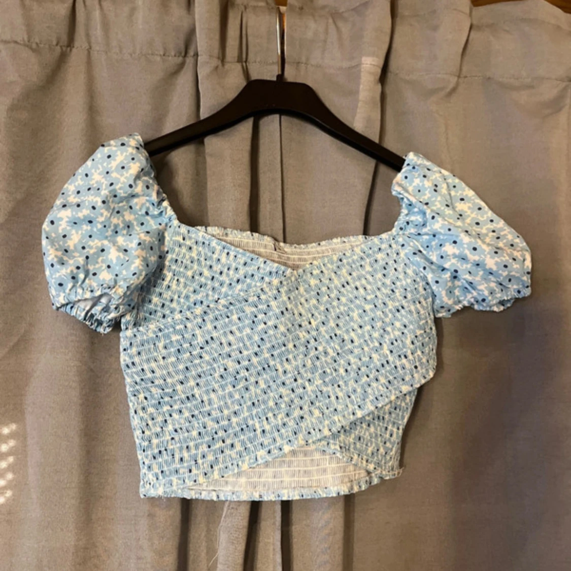 Blommig blå croppad blus S