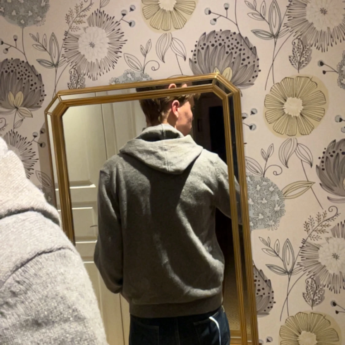 Grå kofta med huva från Less Worries - 1