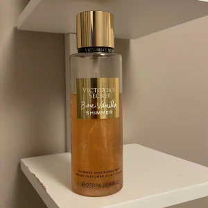 VS bare vanilla body mist - Säljer Victorias secrets bare vanilla shimmer. Det är mer än hälften kvar. Säljer den då den inte kommer till användning. 