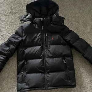 Polo Ralph Jacka - Tja, säljer min polo Ralph jacka. Perfekt nu för hösten/vintern, storlek 14-16/L barn storlek. Använt helt okej mycket men väldigt bra skick, inget slitage eller nåt liknande. Mvh Theo!