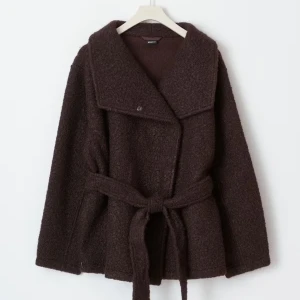 Mörkbrun teddyjacka med bälte - Mysig mörkbrun teddyjacka från Gina Tricot med bred krage och knytbälte i midjan.  Jackan är slutsåld !!