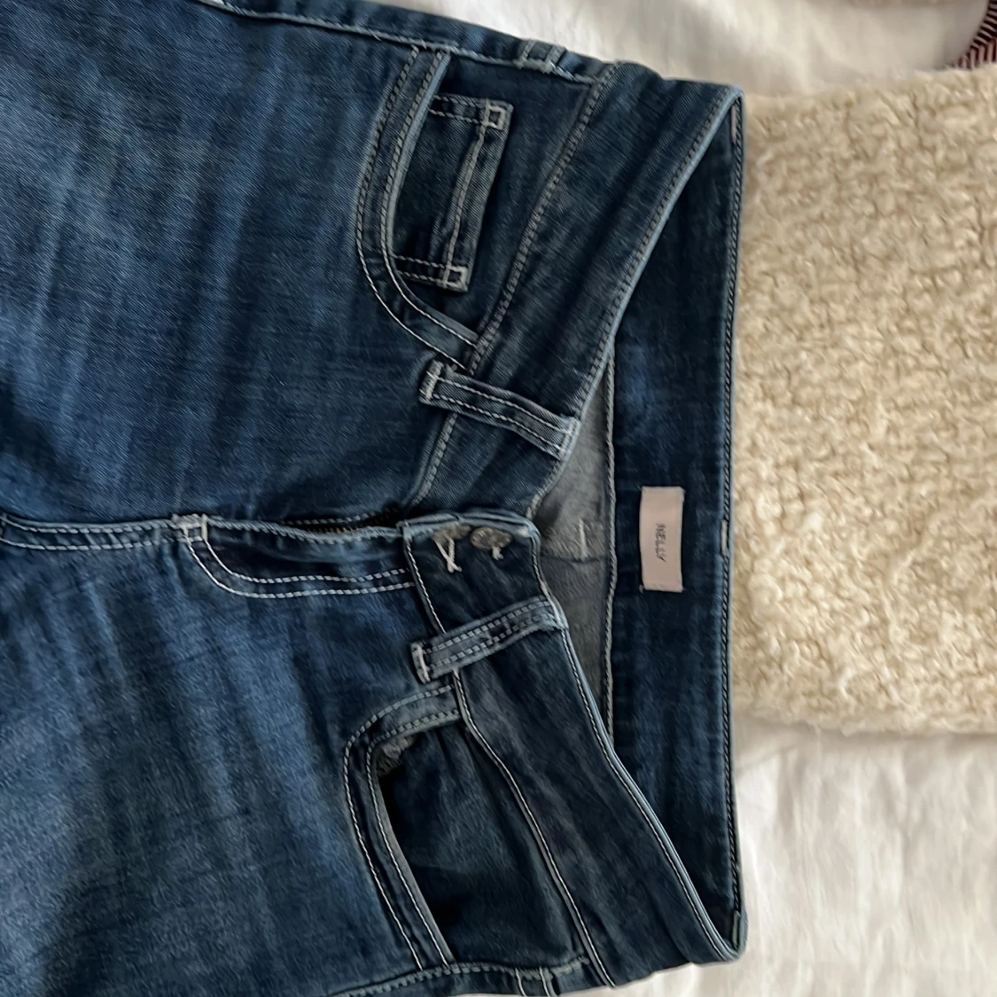Blå jeans från Nelly med broderad ficka - 2