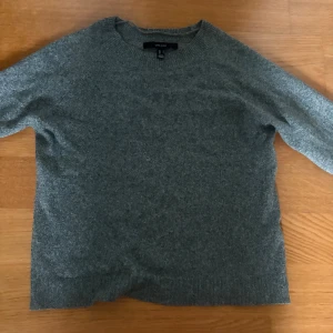 Grön stickad tröja från Vero Moda - Mysig grön stickad tröja från Vero Moda i storlek S. Tröjan har rund halsringning, långa ärmar och en klassisk, enkel design som passar perfekt till jeans eller kjol. Materialet är mjukt och skönt, perfekt för kyligare dagar.