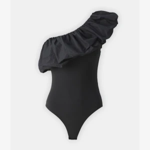 Svart body  - Jag säljer min svarta body som inte har komit till andvandning har ändats tästat den en gång, hel ny utan pris lapp. Skriv om du har någon fråga eller fler bilder💕