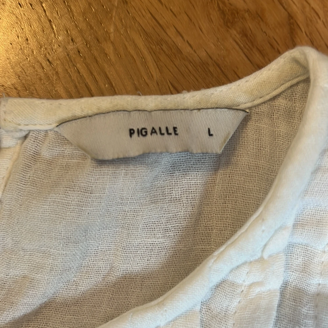 Vit blus med blå brodyr från Pigalle - 1