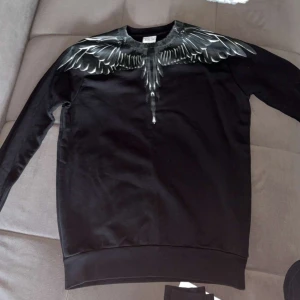 Marcelo Burlon svart sweatshirt med vingar - Svart sweatshirt från Marcelo Burlon , säljs då jag vuxit ur den. Köpt på Mall i Dubai!