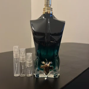 Jean Paul Gaultier  - Snygg parfymflaska från Jean Paul Gaultier, levereras med tre praktiska provsprayer. Perfekt för dig som vill testa eller ha med dig doften på språng.