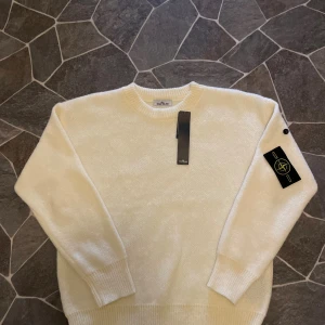 Stone Island Sweatshirt  - En mycket fin sweatshirt från Stone Island. Den är aldrig använd därmed fick den som en present men tyckte inte om den! Storleken är L men sitter mer som M men den är tajt o fin för våda storleken. Om ni vill kan jag visa hur den sitter som M och som L.              Priset kan diskuteras!