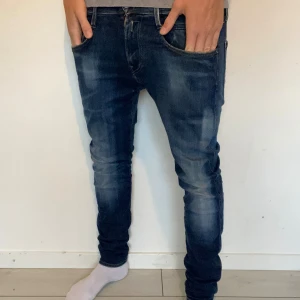 Replay anbass hyper flex  - Hej! Säljer dessa tvär feta jeansen från replay i modellen anbass hyperflex. Storlek 29/32, skick 8/10! Vid frågor osv bara att skriva. 🤗