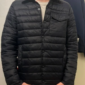 Tommy Hilfiger jacka  - En blå jacka från Tommy Hilfiger. Jackan är i bra skick hör av er vid fler frågor. 